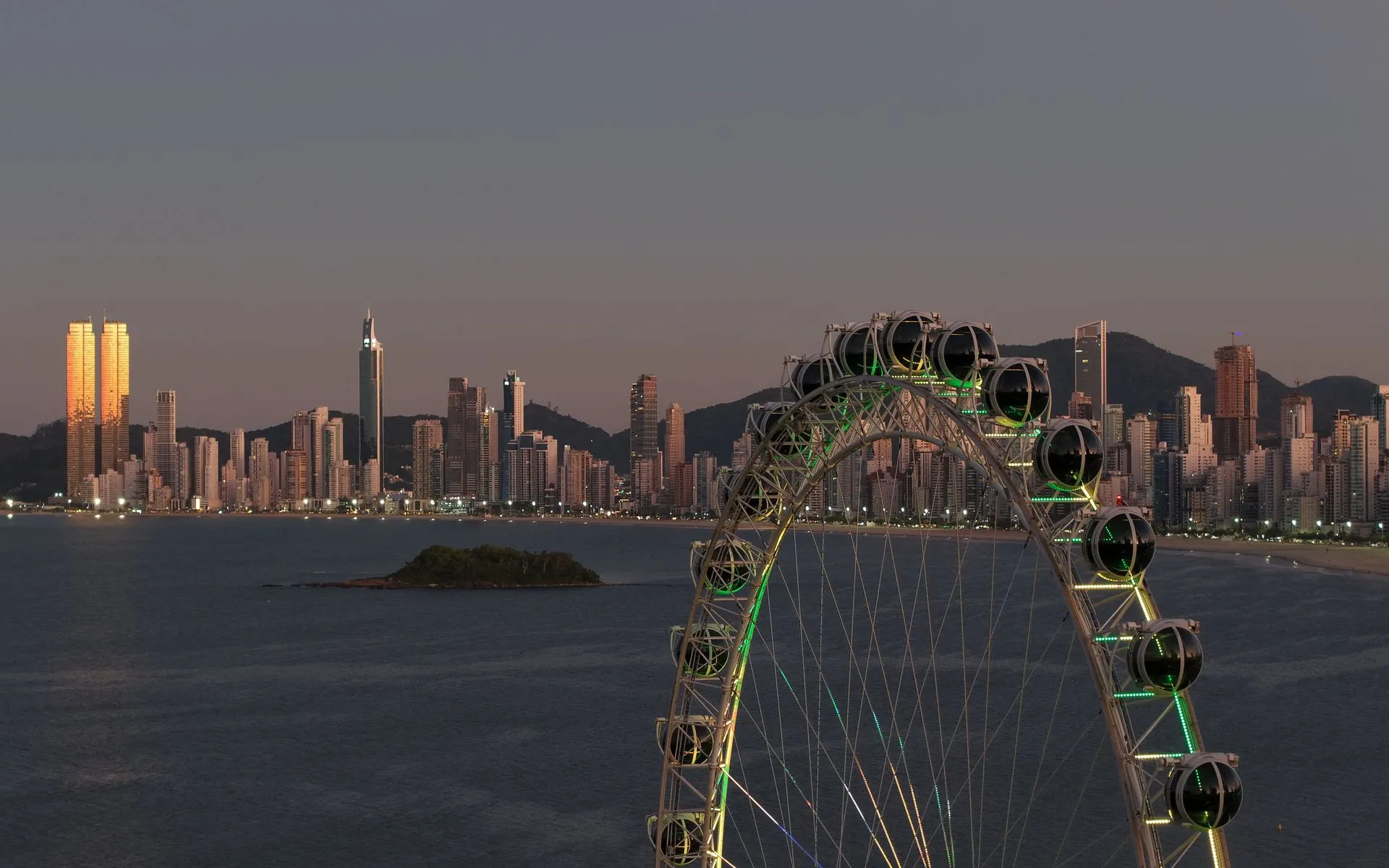 Skyline de Balneário Camboriú ao entardecer — referência em manutenção predial no litoral catarinense